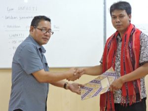 Penyerahan Penghargaan dan Cinderamata