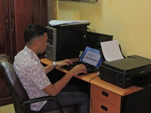 Suasana kerja Tim kecil penyelenggara Workshop Pengelolaan Jurnal ilmiah, Teknik Penulisan Jurnal ilmiah dan Pembuatan Laman Web Online berbasis OJS, yang terdiri dari pengelola Jurnal Barekeng dan staf dosen Jurusan Matematika FMIPA Unpatti.